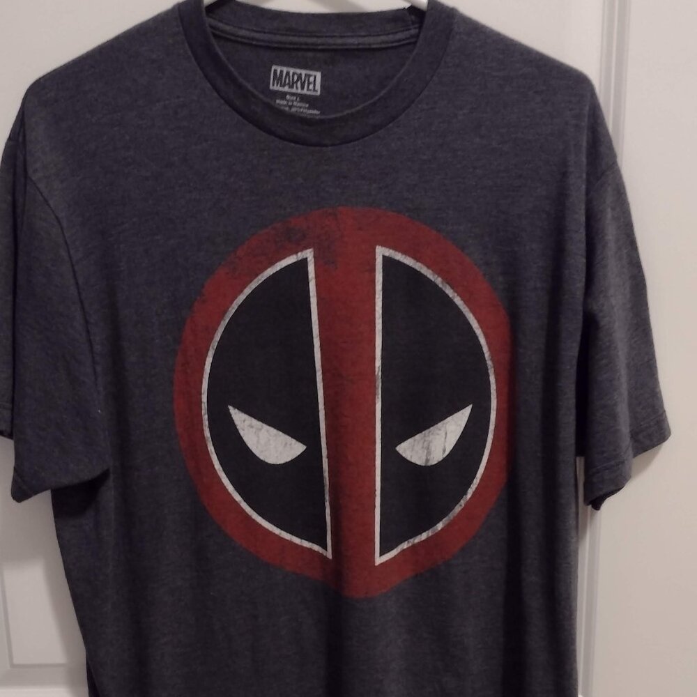 Marvel Deadpool T-Shirt Men's Size Large Dark Grey with Large Front Graphic.